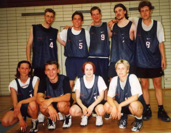 Die Uschis beim Pfingstturnier 2001!Leider noch mit den alten Trikots!